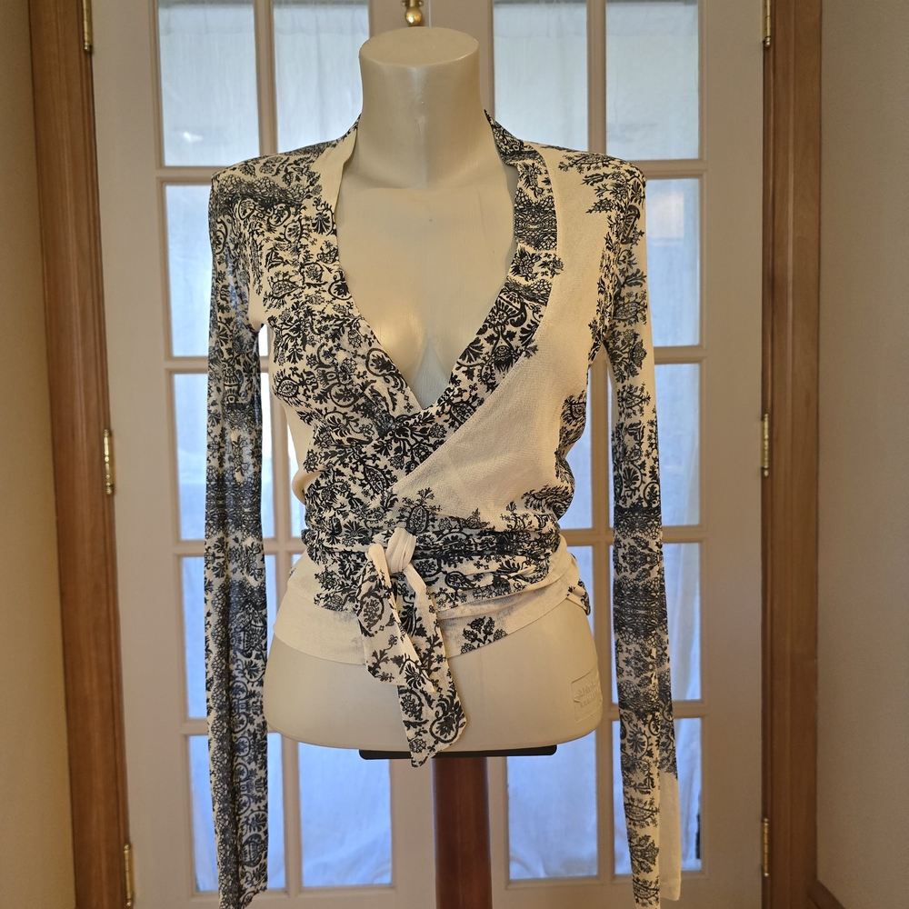 Breathtaking FUZZI wrap Top